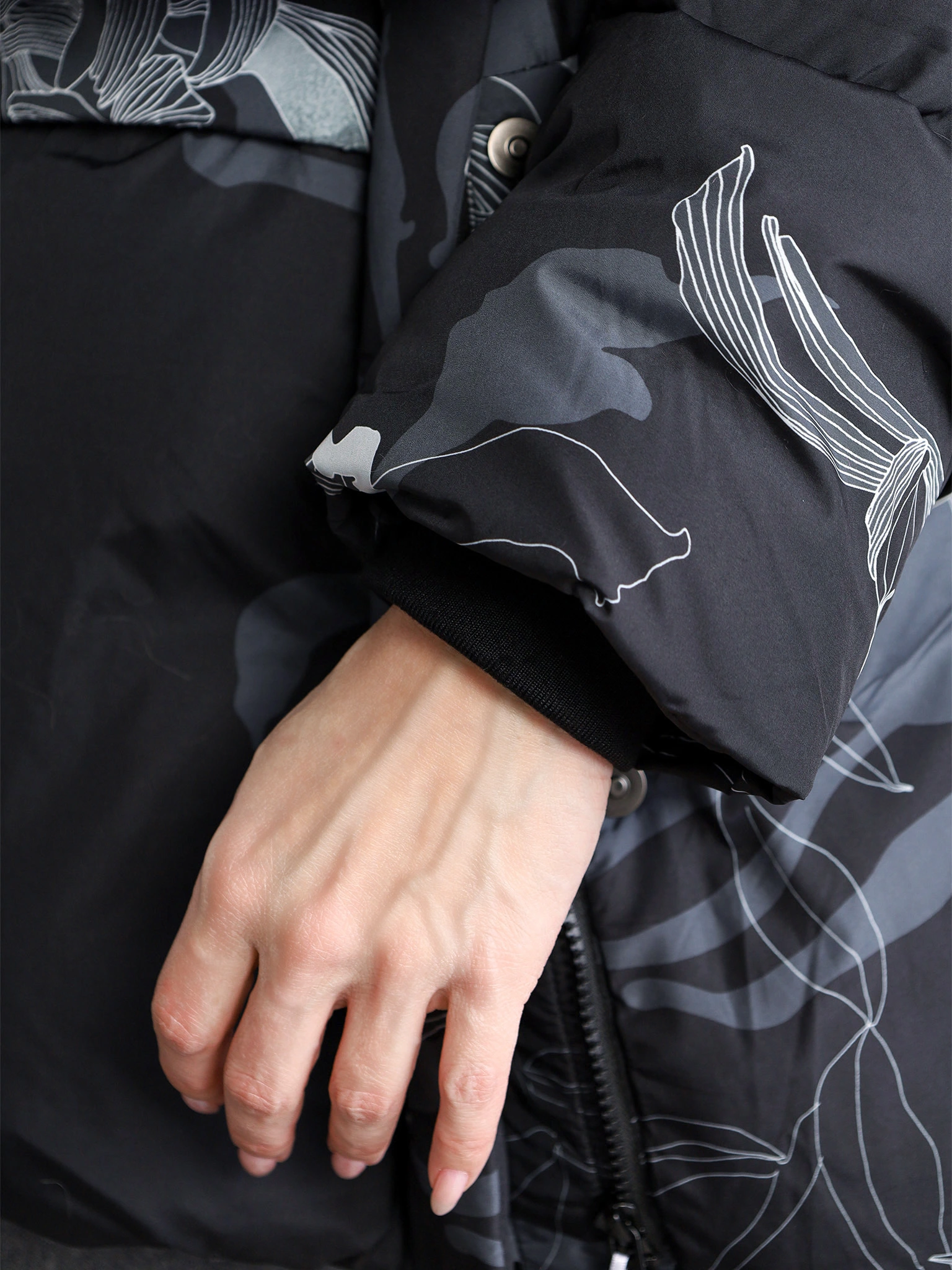 Пуховик с растительным принтом серого цвета с капюшоном